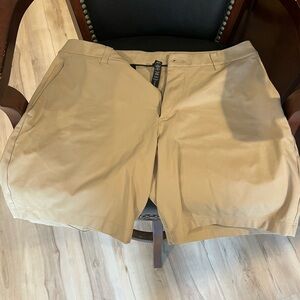 Men’s Lulu lemon 5 inch shorts khaki